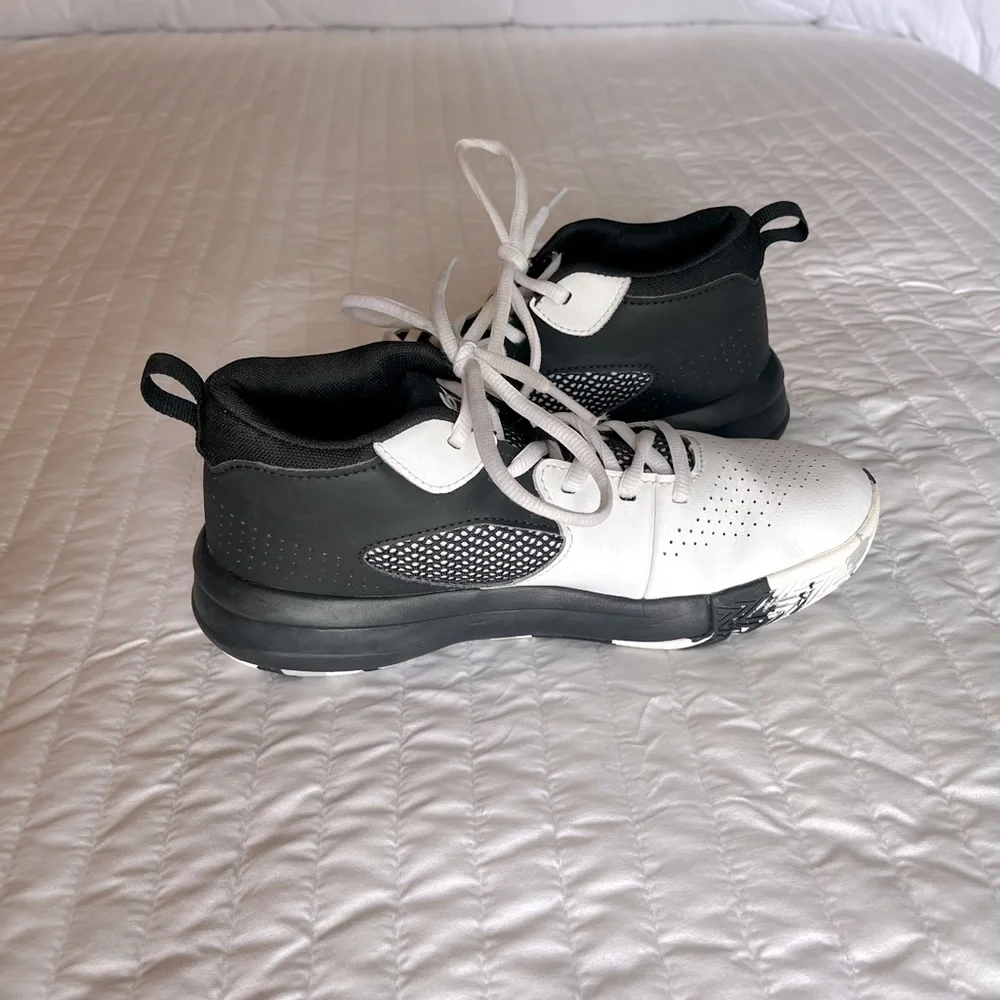 Under Armour Kids Lockdown 5 Basketball Shoe - Picture 7 of 7